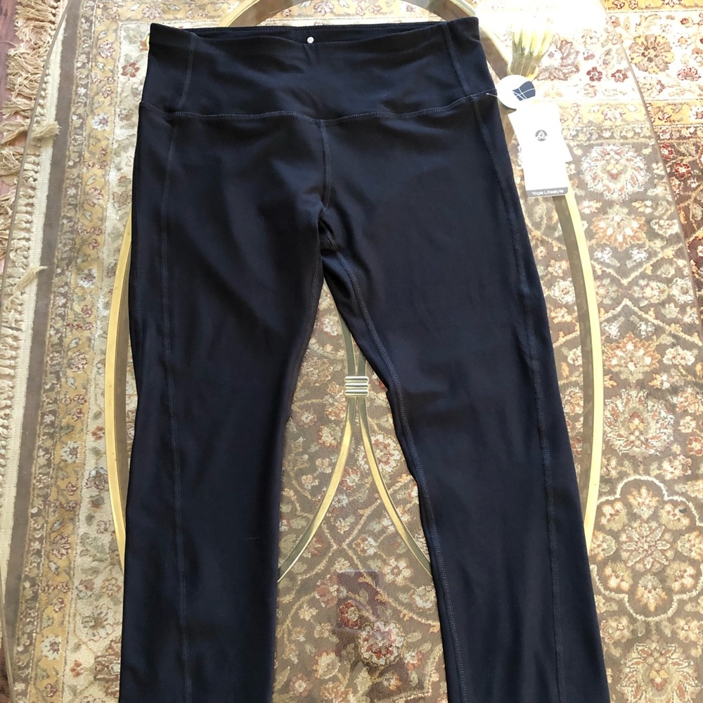 Crop leggings with triangle cutouts in the back